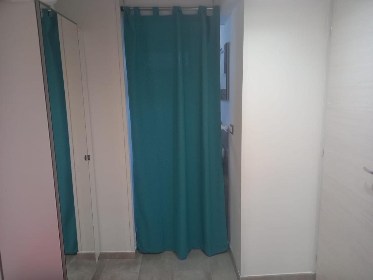 Room In Historical City Centre With Private Bathroom Катания Екстериор снимка